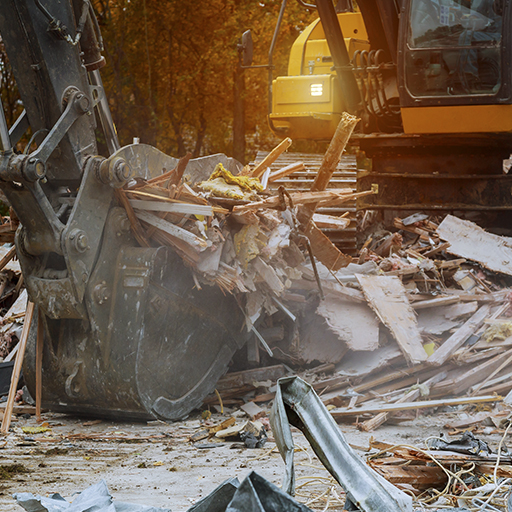 leistungen_0002_old-house-being-demolished-by-a-large-backhoe